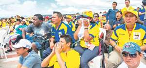 Arriba: Luis Arce, Jaime Carmilema, Natalia Fer&aacute;ndez y Gloria Bravo lamentan el triunfo suizo. Abajo sufren: Gabriel Escobar, Darwin Achig y Alberto Carrera. Foto: Fernando Sandoval.