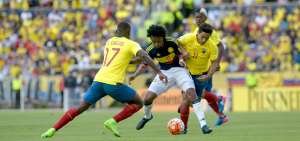 El volante colombiano Juan Guillermo Cuadrado (centro) disputa el bal&oacute;n con Marcos Caicedo (izq.) y Mat&iacute;as Oyola, durante el partido de ayer disputado en el estadio Ol&iacute;mpico Atahualpa de Quito.  