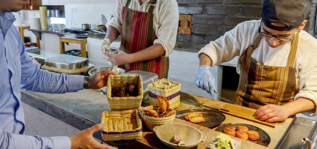 Juan Sebasti&aacute;n P&eacute;rez (centro), chef y propietario del Quitu Identidad Culinaria, en la Gonz&aacute;lez Su&aacute;rez, en el norte de Quito. El espacio brinda una experiencia respetuosa con el ambiente.