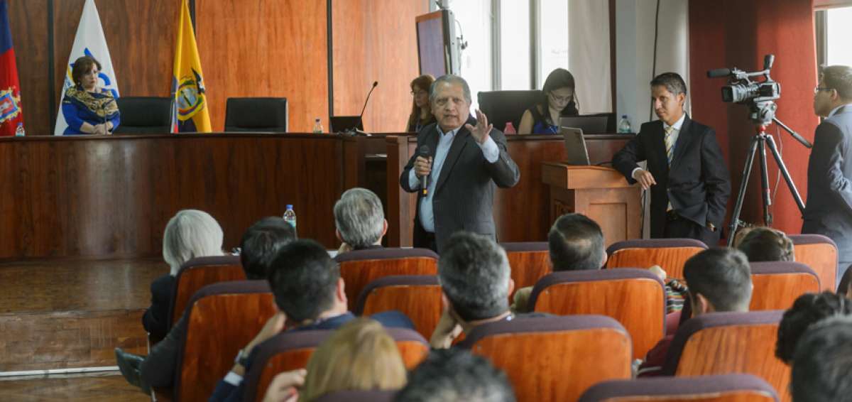 La audiencia fue en el TCE, en donde Henry Llanes denuncia una supuesta publicidad electoral anticipada.      
