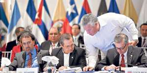 De izquierda a derecha: Pabel Mu&ntilde;oz, de Senplades; Ricardo Pati&ntilde;o, y el vicecanciller, Leonardo Ar&iacute;zaga. Foto: Cortes&iacute;a / Canciller&iacute;a de la Rep&uacute;blica