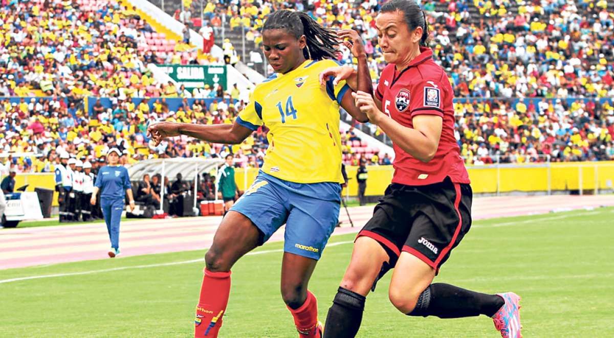M&oacute;nica Quinteros (izq.) marc&oacute; el tanto que le sirvi&oacute; a Ecuador para clasificarse a su primer Mundial Femenino. En Canad&aacute; comandar&aacute; el ataque de la &lsquo;Tri&rsquo;. Foto: Cortes&iacute;a