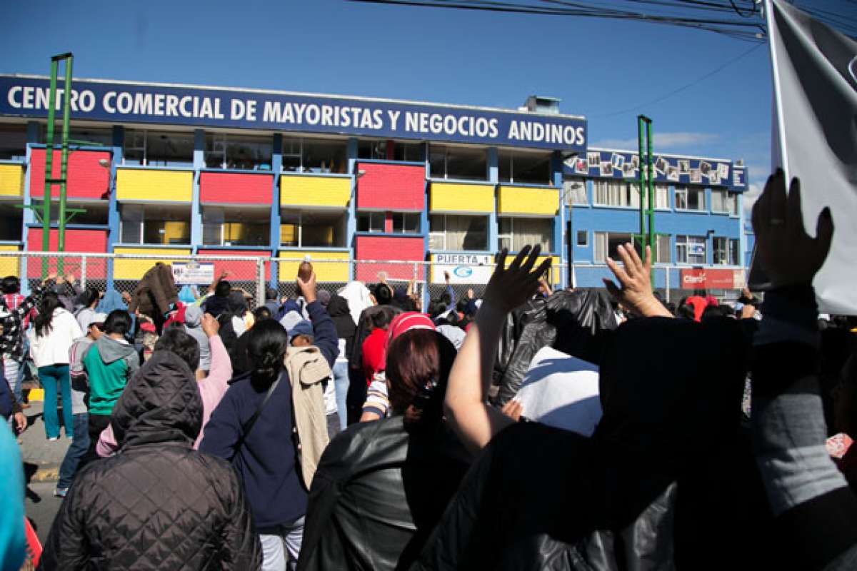 Los comerciantes bloquearon la Av. Maldonado, la ma&ntilde;ana de ayer, como protesta por el incremento de las ventas ambulantes. Foto: Mario Egas/El Tel&eacute;grafo