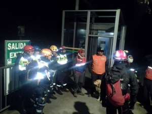 Personal de rescate asisti&oacute; a los excursionistas cuando llegaron a las instalaciones del Telef&eacute;rico. Foto: Cortes&iacute;a