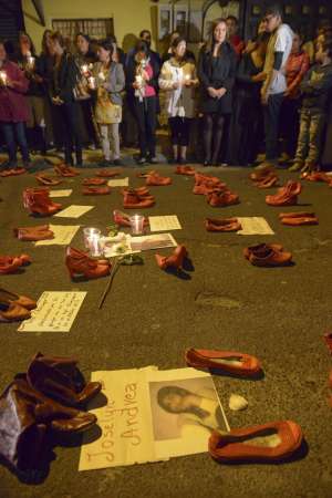 Al frente de la vivienda realizaron un plant&oacute;n en la calle y colocaron flores y zapatos rojos. Foto: Daniel Molineros / EL TEL&Eacute;GRAFO