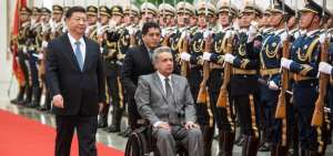 El presidente de Ecuador, Lenin Moreno (i), se reuni&oacute; con el presidente chino, Xi Jinping (d), en el Gran Palacio del Pueblo en Pek&iacute;n (China) 