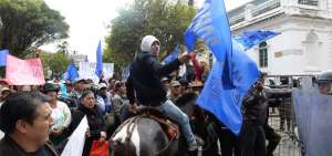 Habitantes de Molleturo se tomaron los alrededores del parque Calder&oacute;n, de Cuenca, unos para pedir que el juez ratifique la sentencia y otros, para que contin&uacute;e la empresa R&iacute;o Blanco.