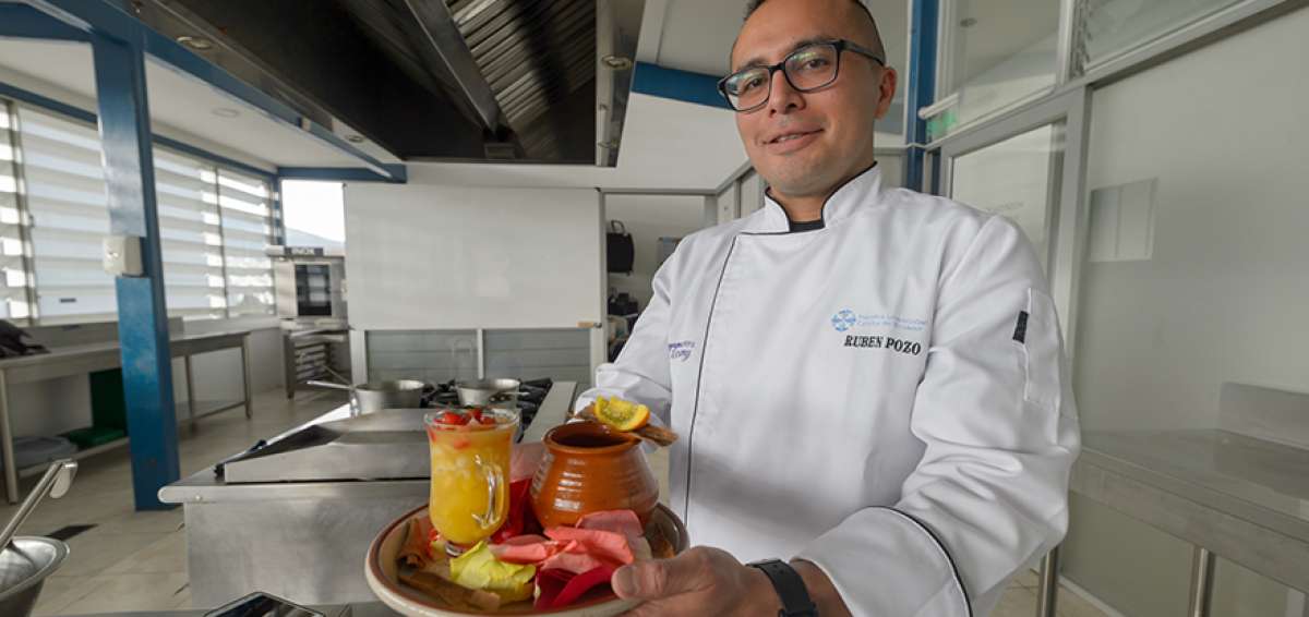 El chef Rub&eacute;n Pozo ense&ntilde;a Gastronom&iacute;a en la PUCE. La cocina tradicional le recuerda a su familia.