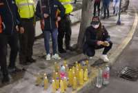 La Agencia Metropolitana de Control decomisó botellas de licor artesanal durante los operativos por las Fiestas de Quito.