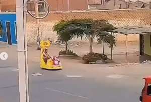 Una mujer conduce un inusual coche de feria. 