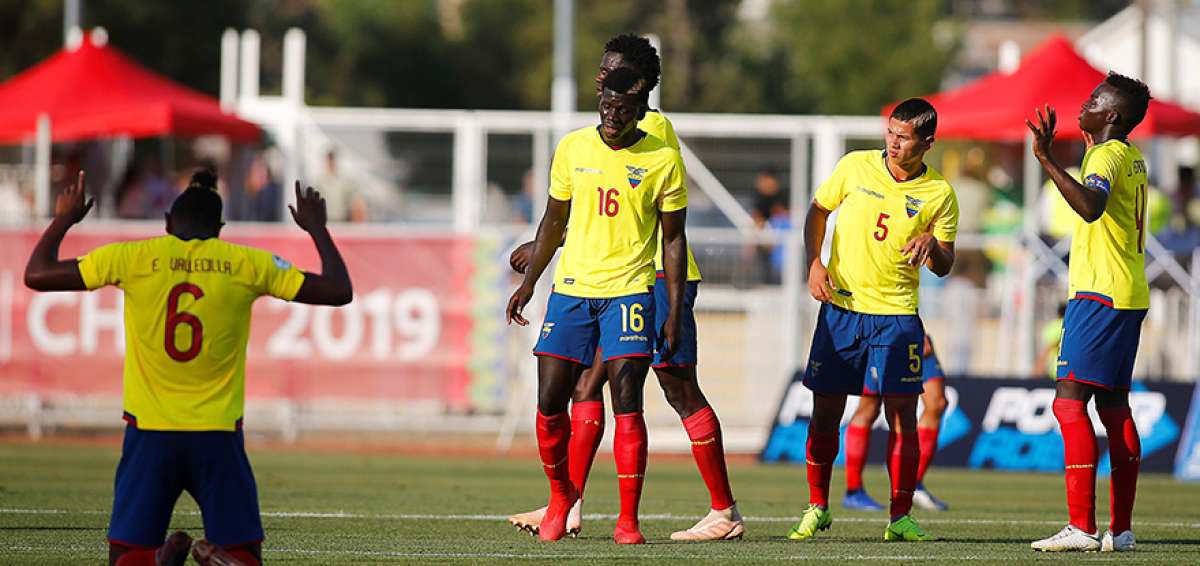 Los jugadores de la selecci&oacute;n festejan el triunfo ante Per&uacute;, cuyo resultado los clasific&oacute; al hexagonal final del Sudamericano que se disputa en Chile.