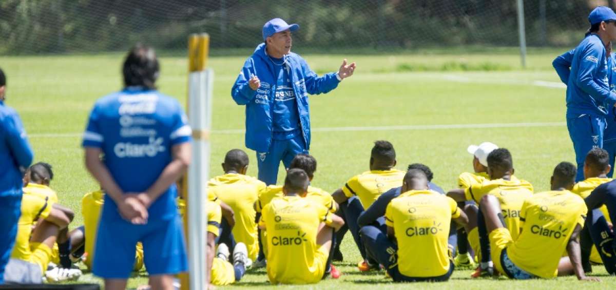 Antes de la pr&aacute;ctica de ayer, el estratega Xavier Rodr&iacute;guez (de pie) dialog&oacute; por casi una hora con los seleccionados.
