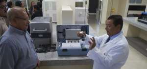 John Farf&aacute;n, funcionario de la EPAM, muestra las bondades del nuevo laboratorio ubicado en las inmediaciones de la planta Colorado.
