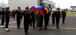 Los restos del militar partieron desde el aeropuerto Mariscal Sucre en Quito con destino a Esmeraldas.