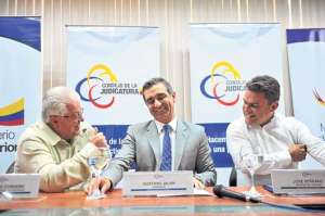 El ministro Fernando Cordero (izq), el presidente de la Judicatura, Gustavo Jalkh (c) y el ministro, Jos&eacute; Serrano. Foto: Rodolfo P&aacute;rraga / El Tel&eacute;grafo
