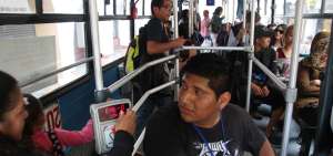 Los agentes de tr&aacute;nsito de la EMOV, desde octubre, van vestidos de civiles en los buses y al final del recorrido los sancionan si cometen infracciones.