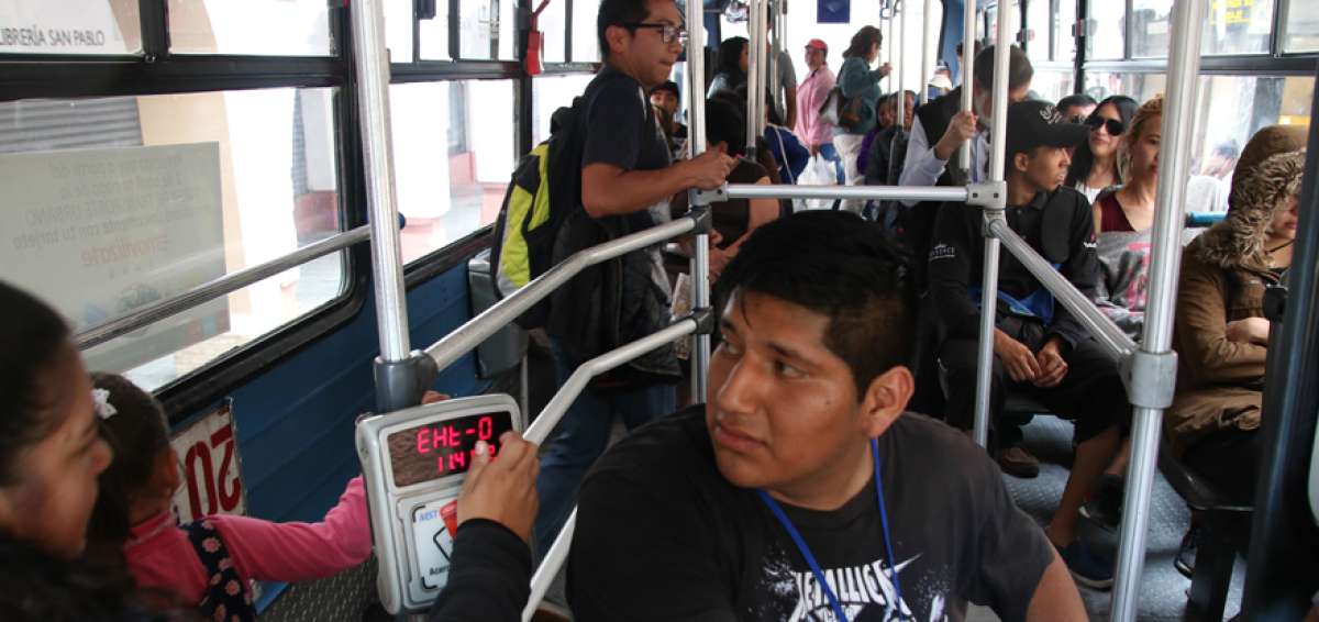 Los agentes de tr&aacute;nsito de la EMOV, desde octubre, van vestidos de civiles en los buses y al final del recorrido los sancionan si cometen infracciones.