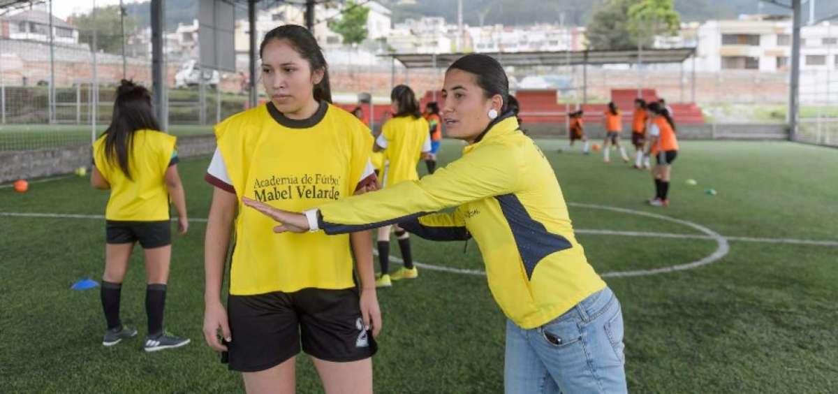 Mabel Velarde Coba (der.) imparte instrucciones durante una pr&aacute;ctica en la academia que lleva su nombre. 