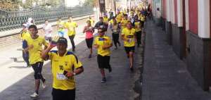 Miles de cuencanos se tomaron las calles ayer con el fin de participar en una competencia y al mismo tiempo recaudar fondos para los damnificados.