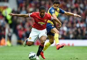 El volante ecuatoriano Antonio Valencia (i) fue titular y permaneci&oacute; en cancha los 90. Foto: Agencia AFP