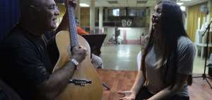 Gonzalo &ldquo;Chalo&rdquo; Flores es el profesor de m&uacute;sica de Leonela Parrales, de 14 a&ntilde;os. Ella lo reconoce como un excelente m&uacute;sico.