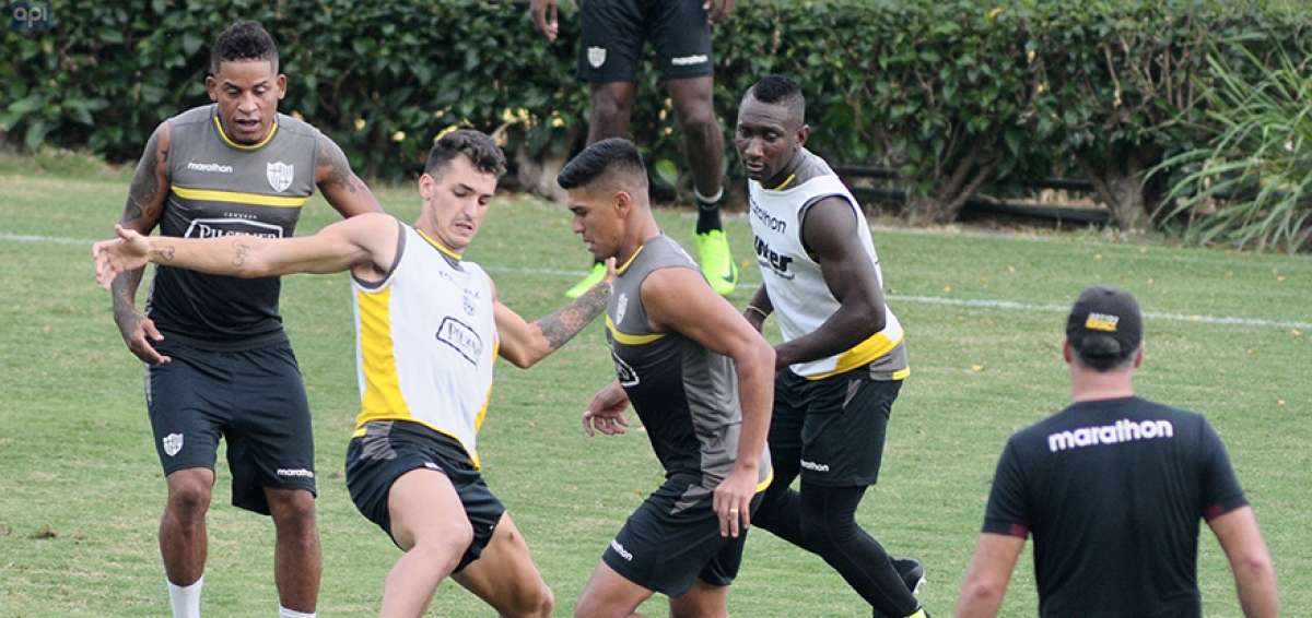Los jugadores de Barcelona, de izquierda a derecha, Michael Arroyo, Juan Ignacio Dinenno, Xavier Arreaga y &Eacute;rick Castillo, durante un entrenamiento.