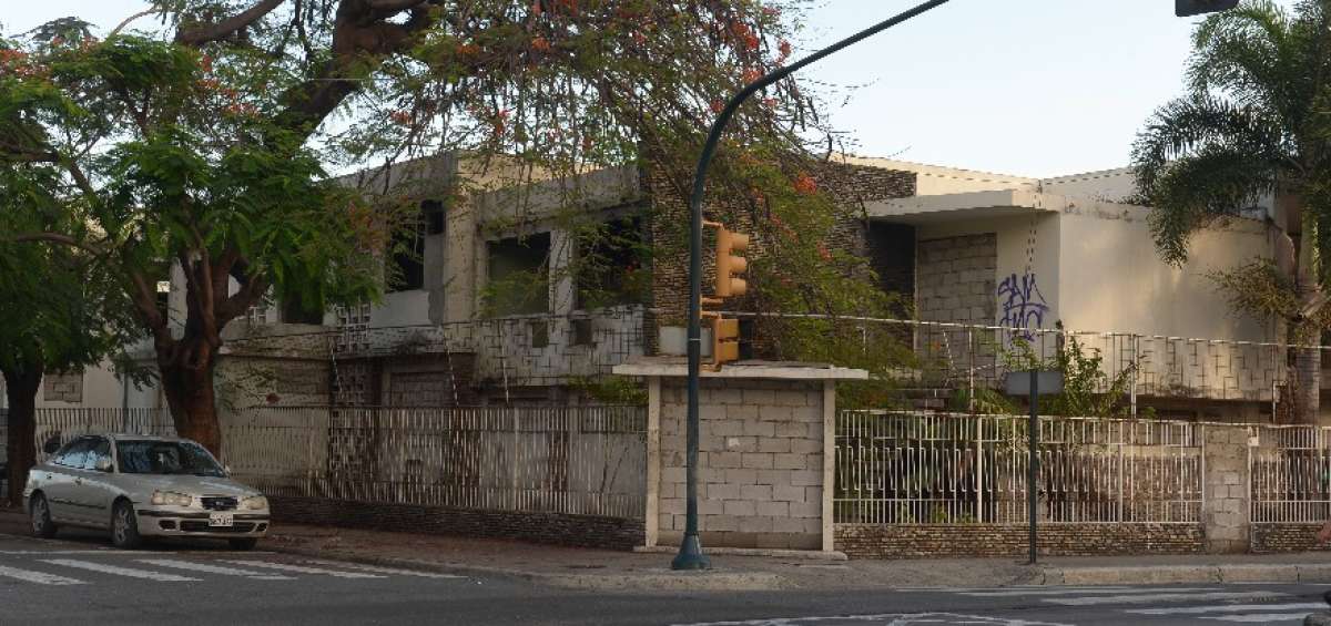 Una de las casas patrimoniales fue desmantelada por presuntos delincuentes porque est&aacute; deshabitada. 