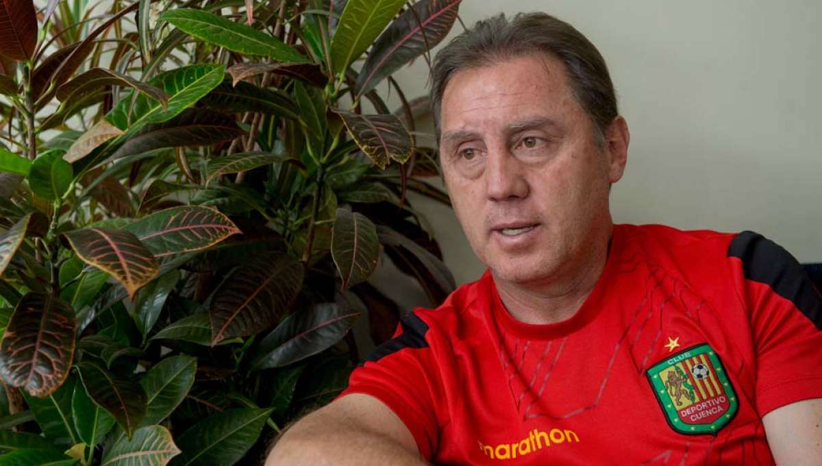 &Aacute;lex Aguinaga, director t&eacute;cnico de Deportivo Cuenca. Foto: El Tel&eacute;grafo
