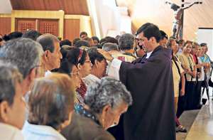 Los fieles pueden recibir 3 sacramentos sin dar dinero a cambio: la bendici&oacute;n, la unci&oacute;n de los enfermos y la confesi&oacute;n, para el resto se paga por el servicio. Foto: Archivo / El Tel&eacute;grafo