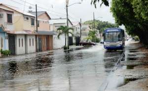 Una  de las calles principales permaneci&oacute; anegada por varias horas en Samanes. Foto: William Orellana | el tel&eacute;grafo