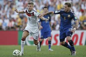 Toni Kroos (i.) es buscado por varios clubes de Europa, pero el Real Madrid es el que ha mostrado mayor inter&eacute;s. Foto: AFP