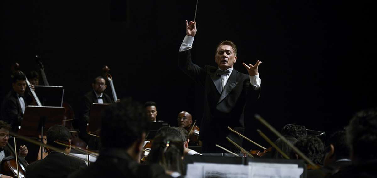 El maestro Dante Anzolini dirigi&oacute; la Sinf&oacute;nica con el tema &lsquo;Concierto para Orquesta&rsquo;, del folclorista h&uacute;ngaro B&eacute;la Bart&oacute;k, una obra compuesta desde la nostalgia del autor a la tierra que dej&oacute; para explorar la m&uacute;sica.