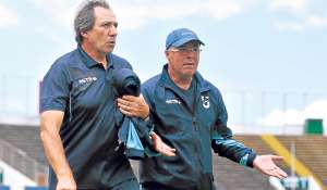 El entrenador Jorge C&eacute;lico (d) junto a su asistente Patricio Lara, despu&eacute;s de una pr&aacute;ctica en el estadio Ol&iacute;mpico Atahualpa. Foto: API
