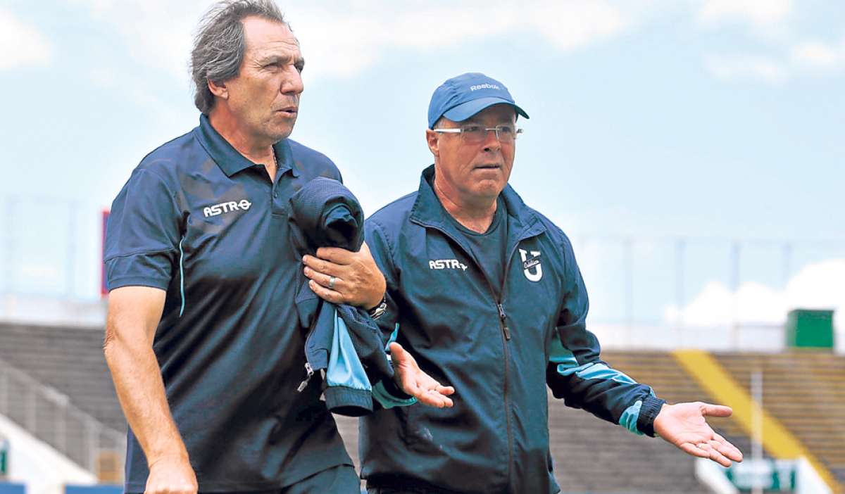 El entrenador Jorge C&eacute;lico (d) junto a su asistente Patricio Lara, despu&eacute;s de una pr&aacute;ctica en el estadio Ol&iacute;mpico Atahualpa. Foto: API