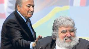 Los Mundiales de f&uacute;tbol, ensombrecidos por las sospechas de corrupci&oacute;n