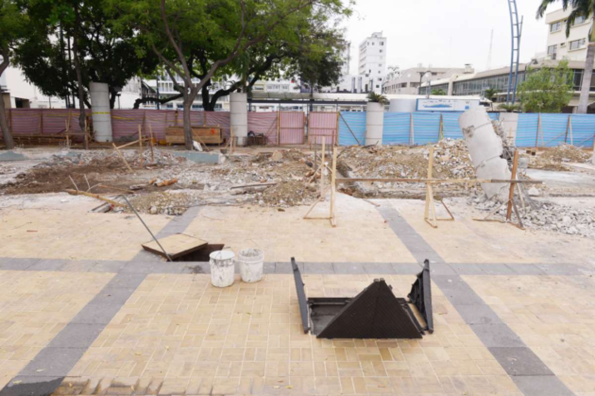 En este sitio del Malec&oacute;n 2000, subsector V, estar&aacute; una construcci&oacute;n para 2 locales de comidas. Antes, desde los exteriores de la cerca, se pod&iacute;a observar el R&iacute;o Guayas. Foto: Karly Torres / El Tel&eacute;grafo