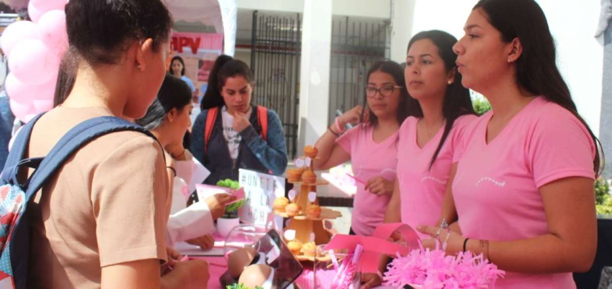 Alumnas de medicina exponen sobre el c&aacute;ncer de mama.