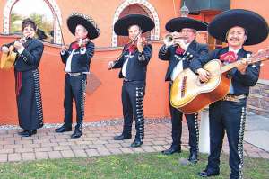 Vihuela, guitarra sexta de golpe y guitarr&oacute;n son algunos instrumentos usados en este g&eacute;nero. Foto: Cortes&iacute;a