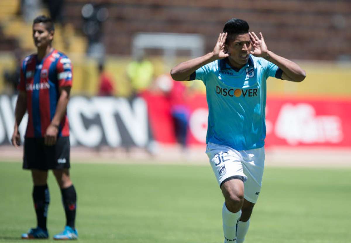 El delantero argentino de Universidad Cat&oacute;lica, Bruno Vides, celebra el segundo tanto de su equipo y su quinto personal ante Deportivo Quito. Foto: Marco Salgado/El Tel&eacute;grafo