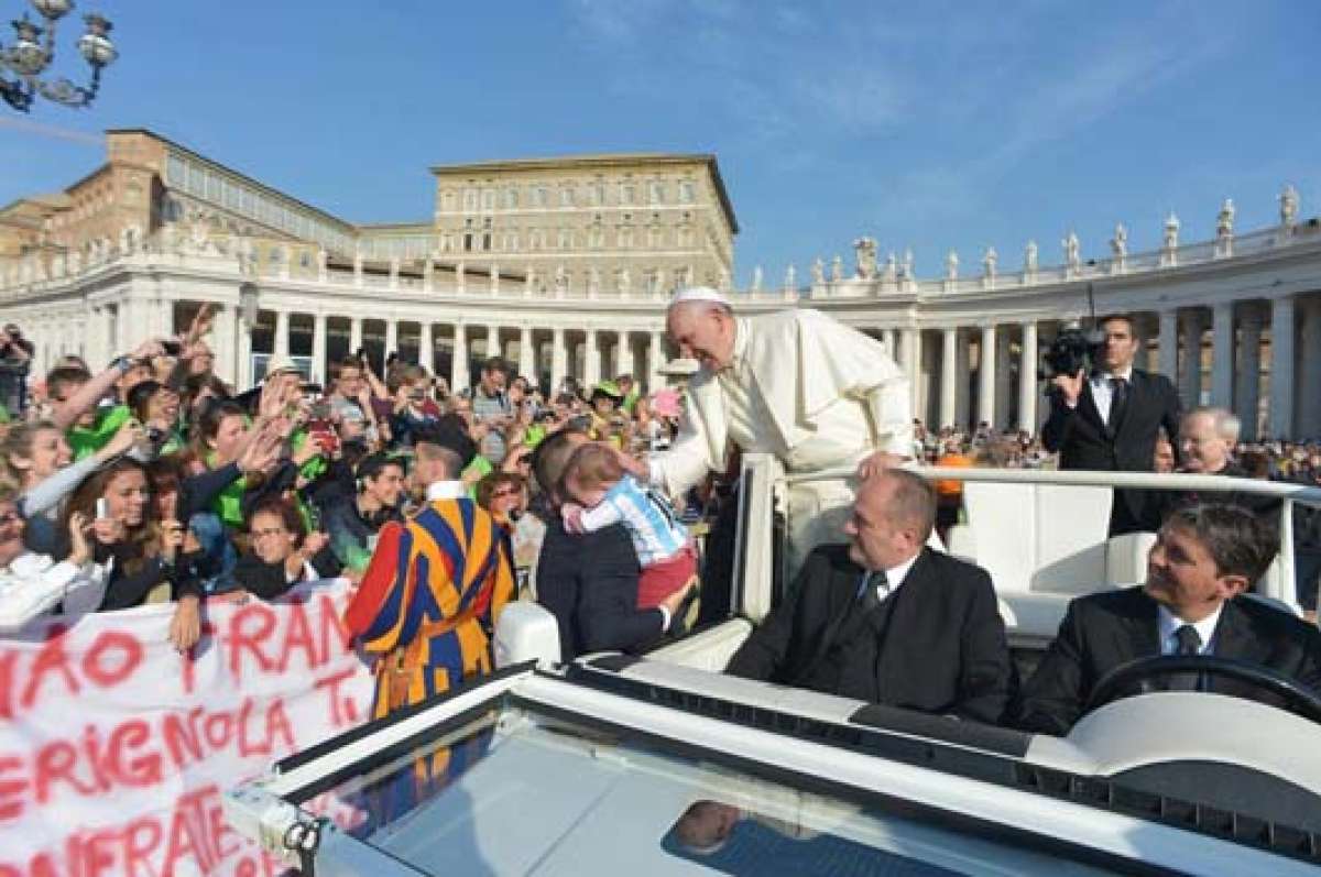 El papa Francisco tiene un discurso bastante abierto con respecto a temas sociales. &Eacute;l plante&oacute; tambi&eacute;n el reconocimiento a la diversidad de familias. Foto: Archivo