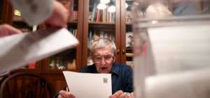 Mantener la mente activa -mediante la lectura, las actividades culturales y recreativas- contribuye a aumentar la reserva cognitiva en los adultos mayores.         