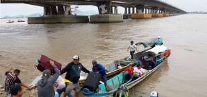 A falta de carros las lanchas hicieron trasbordos de Dur&aacute;n a Guayaquil