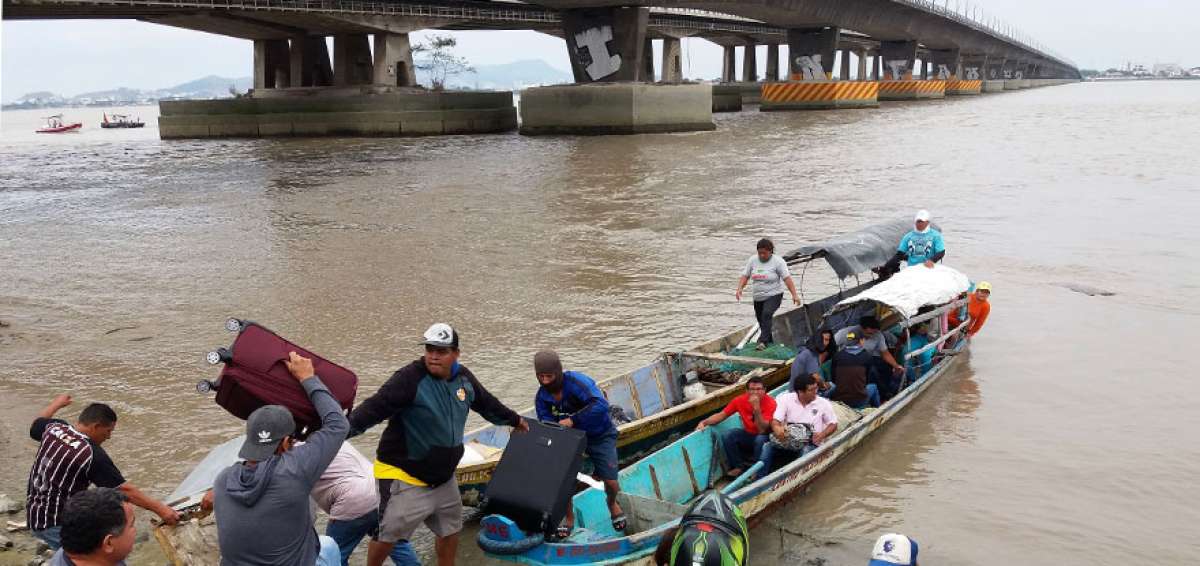 A falta de carros las lanchas hicieron trasbordos de Dur&aacute;n a Guayaquil