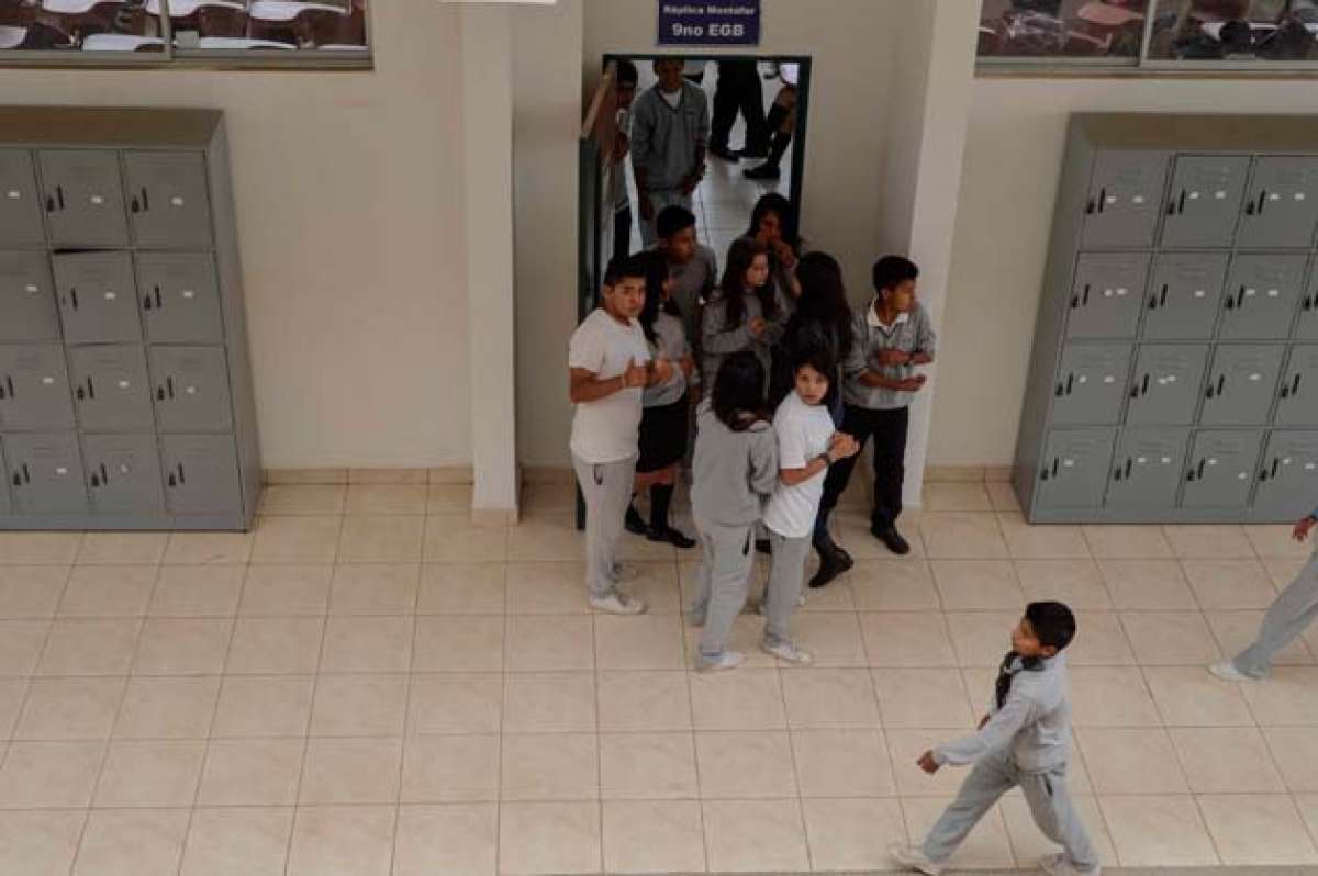 El cambio de autoridades en la Unidad Educativa R&eacute;plica Mont&uacute;far gener&oacute; controversia entre quienes apoyaban la modificaci&oacute;n y quienes se opon&iacute;an. Foto: Archivo / El Tel&eacute;grafo