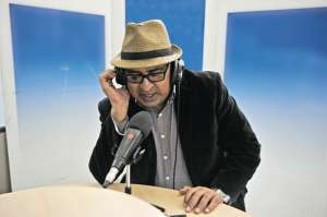 Manuel Vel&aacute;squez es un experto conocedor de salsa. Ha dirigido varios programas radiales dedicados a difundir la salsa dura. Naci&oacute; en Bah&iacute;a de Car&aacute;quez.