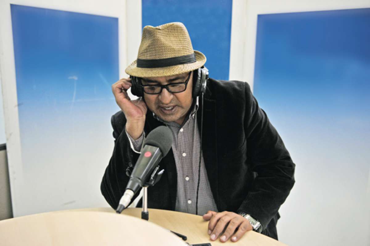Manuel Vel&aacute;squez es un experto conocedor de salsa. Ha dirigido varios programas radiales dedicados a difundir la salsa dura. Naci&oacute; en Bah&iacute;a de Car&aacute;quez.