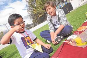 Los ni&ntilde;os y adolescentes tienden a consumir bebidas procesadas y bocadillos que suelen sobrepasar los valores recomendados de grasas y calor&iacute;as. Foto: Archivo/ El Tel&eacute;grafo.