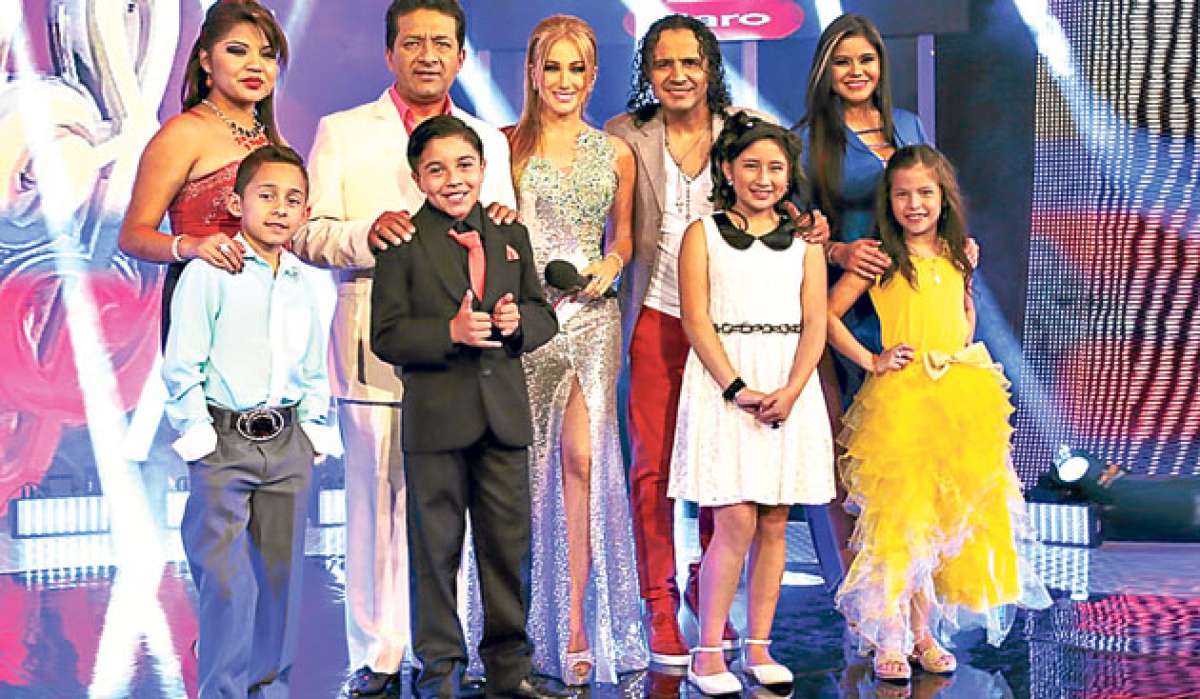 La peruana Yuli Maiocchi (c) es la conductora del programa &Iacute;dolos Jr. Aparecen los 4 ni&ntilde;os clasificados para la gala final. Foto: Cortes&iacute;a