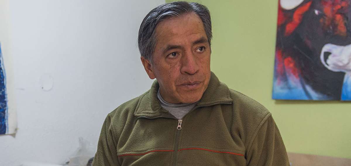 Un sastre quite&ntilde;o confecciona trajes con muchas luces