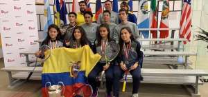 El equipo ecuatoriano de squash posa junto a la bandera y sus raquetas tras confirmarse el primer lugar en el torneo panamericano.